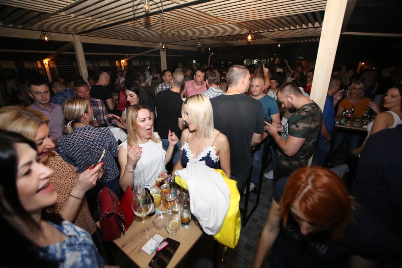 Nastup Nene Murića na otvaranju bašte restorana Akademija 