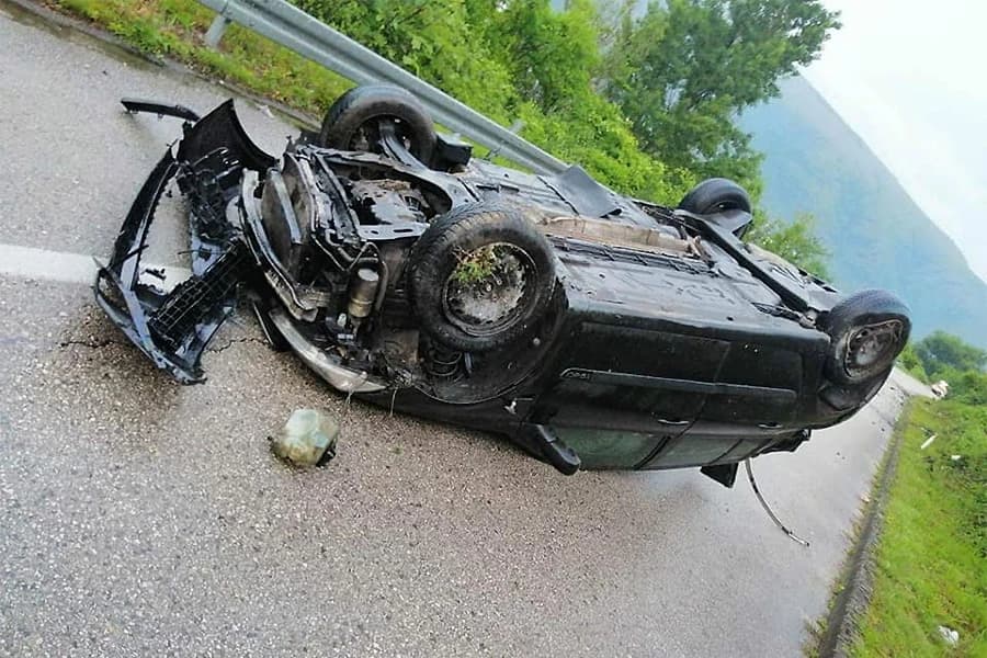 Vatrogasci su imali pune ruke posla kod sapiranja kolnika nakon prometne nezgode u naselju Vojno