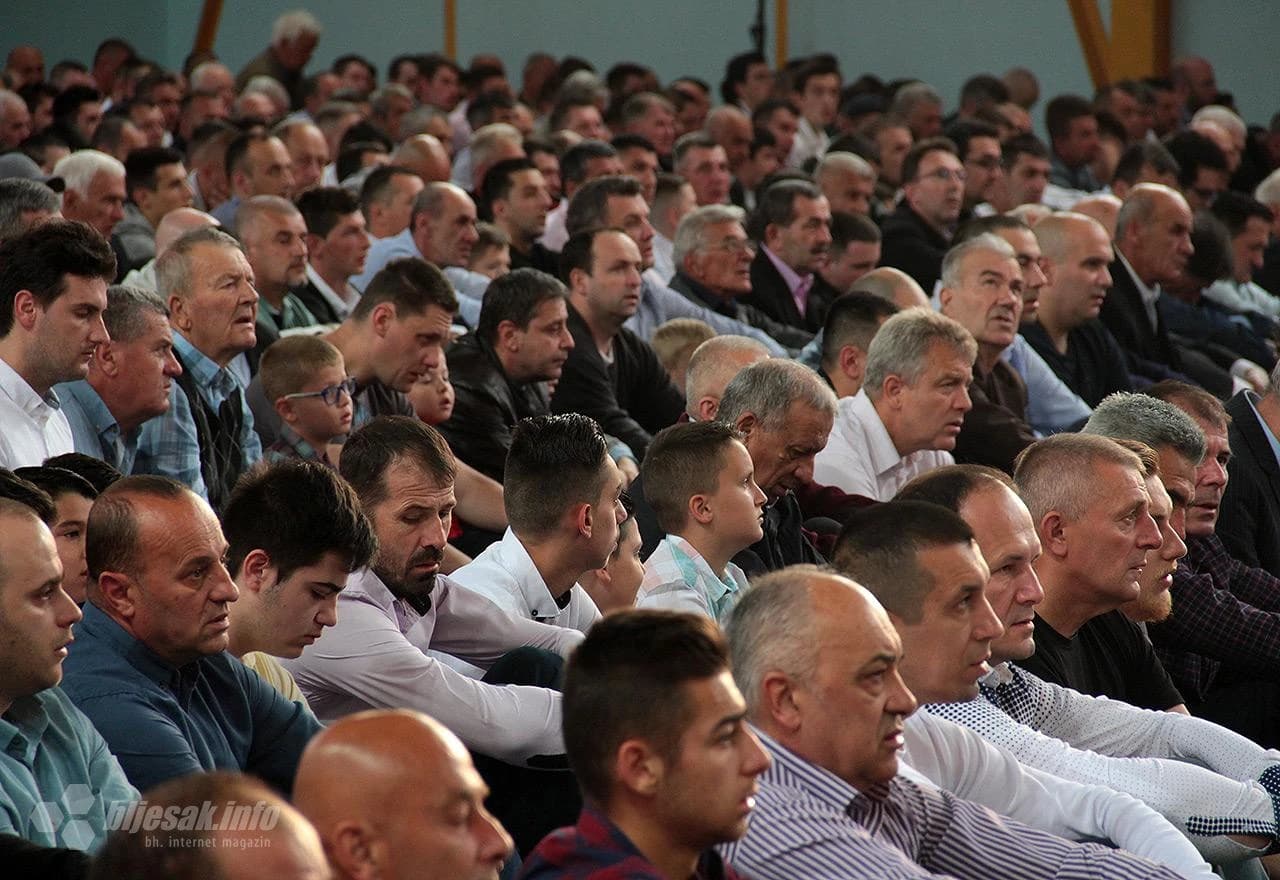 Detalj s klanjanja ramazanskog Bajrama