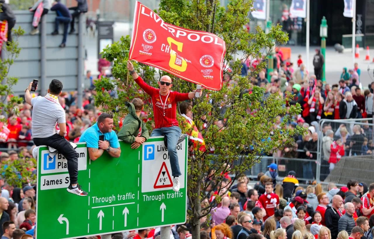 Navijači su se verali posvuda - valjda su se uspjeli spustiti...