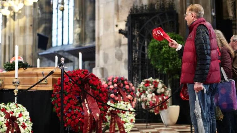 Oproštaj od Laude: Mnogi su došli s crvenim kačketom