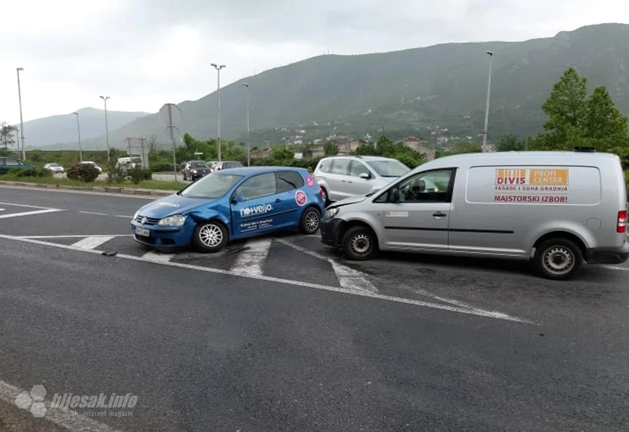 Mostar: Sudar Golfa i Caddyja usporio promet na M-17