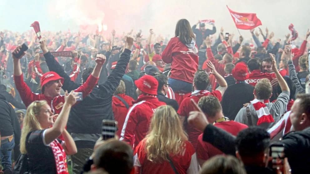 Navijači kluba iz Berlina masovno su utrčali na teren