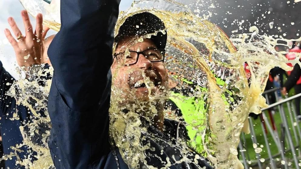 Trener Uniona Urs Fischer dobio je tradicionalnu kupku od piva