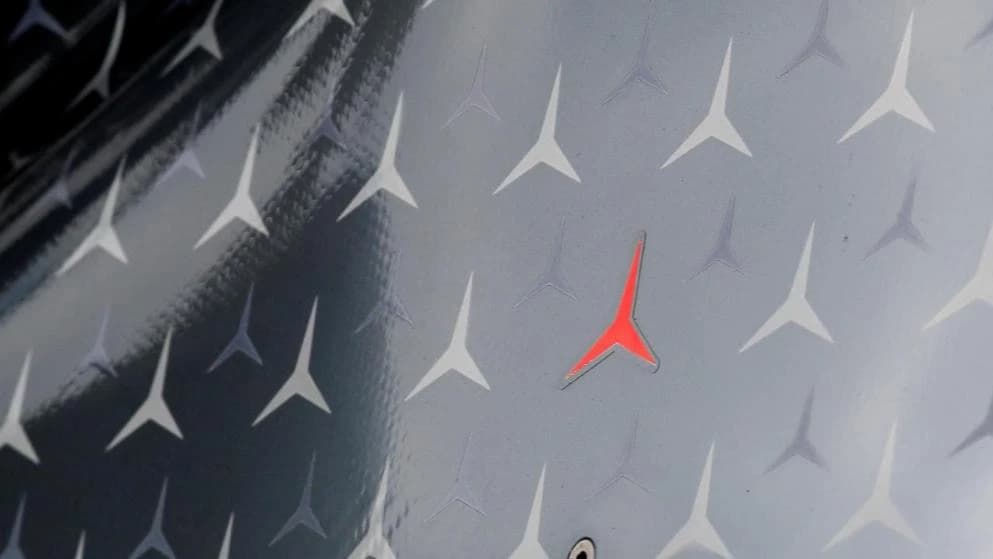 Među srebrnim zvijezdama na Mercedesu je i jedna crvena