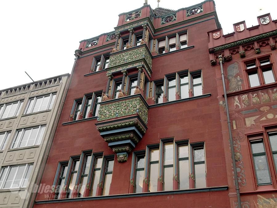 Freske i arhitektonski ukrasi na fasadi…