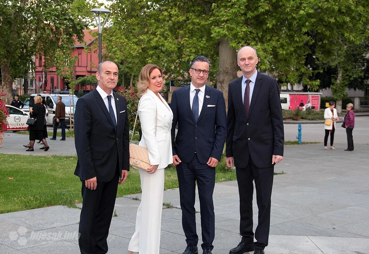 Zvijezde na crvenom tepihu