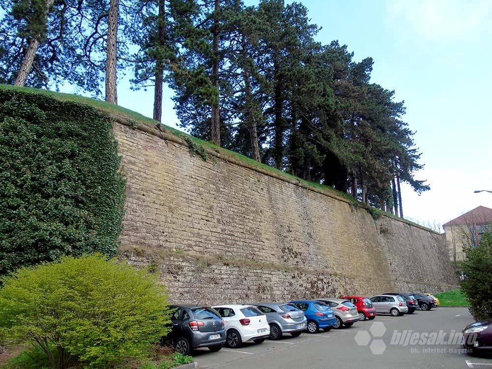 Parking je uza samu utvrdu