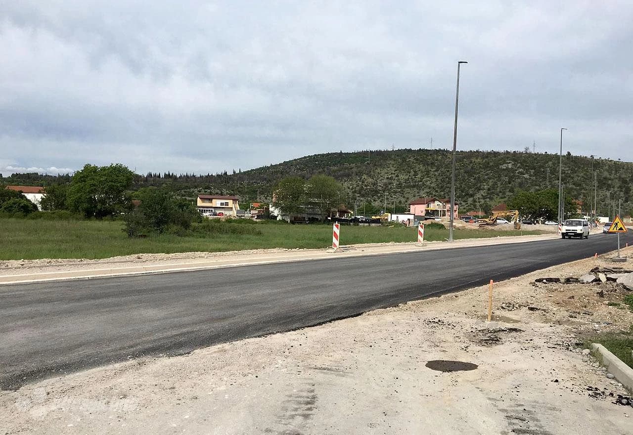 Asfaltiranje novog kružnog toka u Čapljini