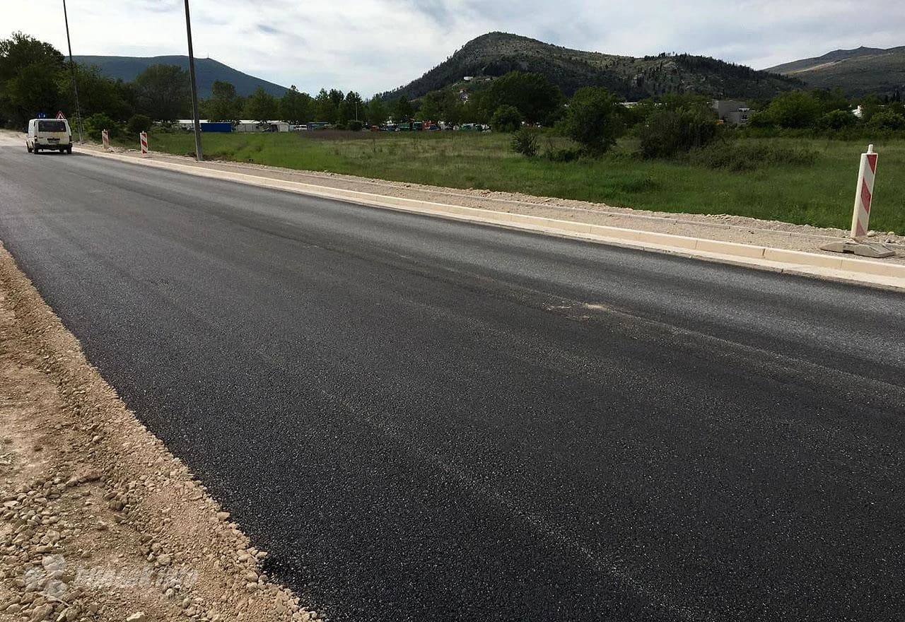 Asfaltiranje novog kružnog toka u Čapljini