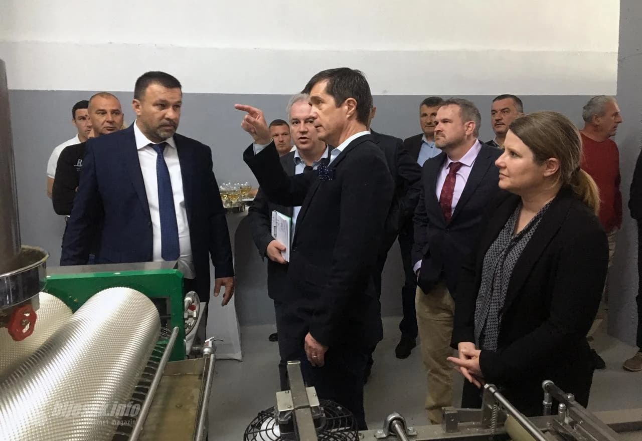 Američki veleposlanik Eric Nelson zanimao se za rad stroja za prešanje voska