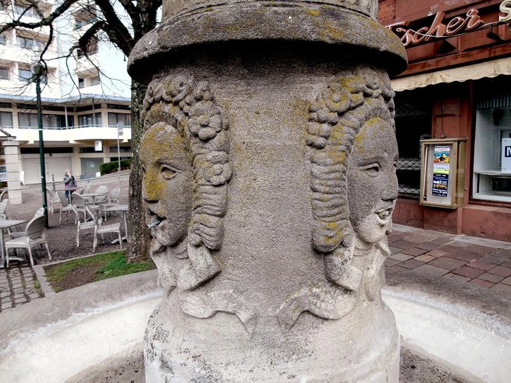 Likovi na stupu što drži Hansela