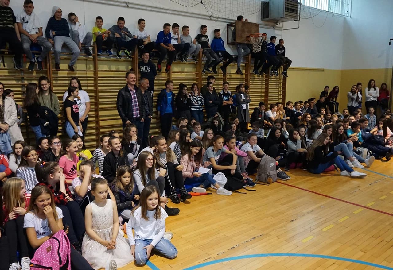Prepuna dvorana Prve osnovne škole u Širokom Brijegu
