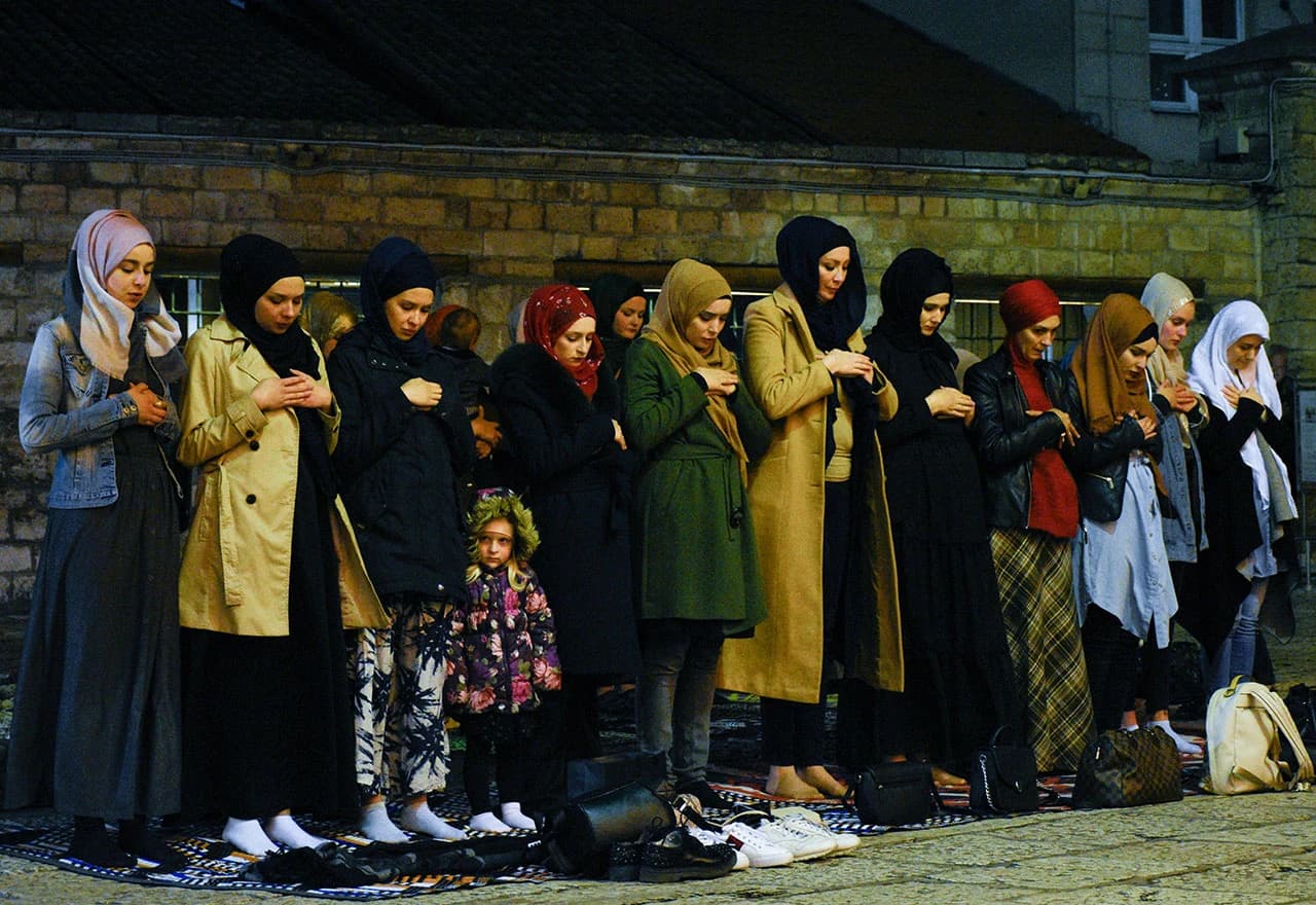 Veliki broj vjernika prisustvovao je prvom ovogodišnjem teravih-namazu u Gazi Husrev-begovoj džamiji u Sarajevu