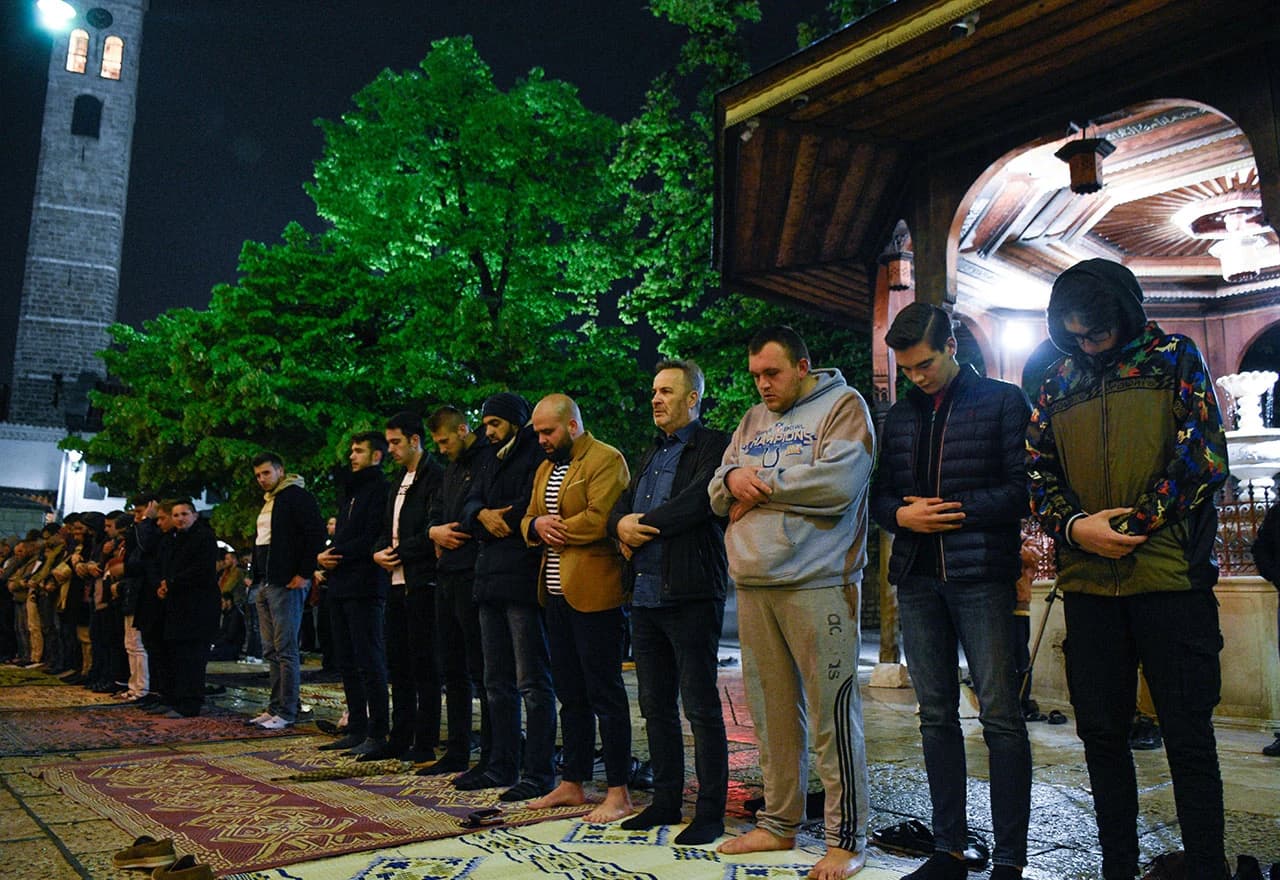 Veliki broj vjernika prisustvovao je prvom ovogodišnjem teravih-namazu u Gazi Husrev-begovoj džamiji u Sarajevu