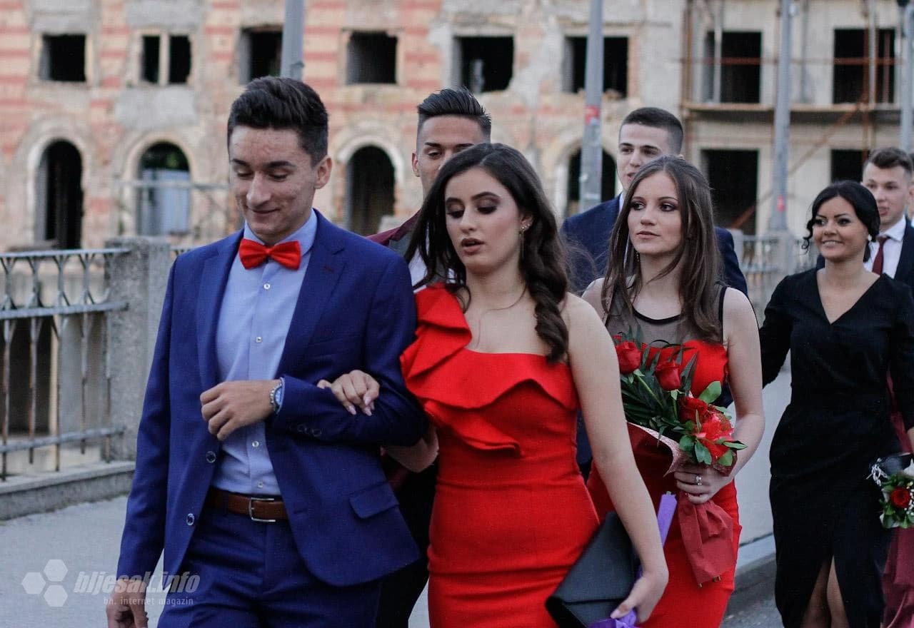 Mostarski maturanti okupirali trg