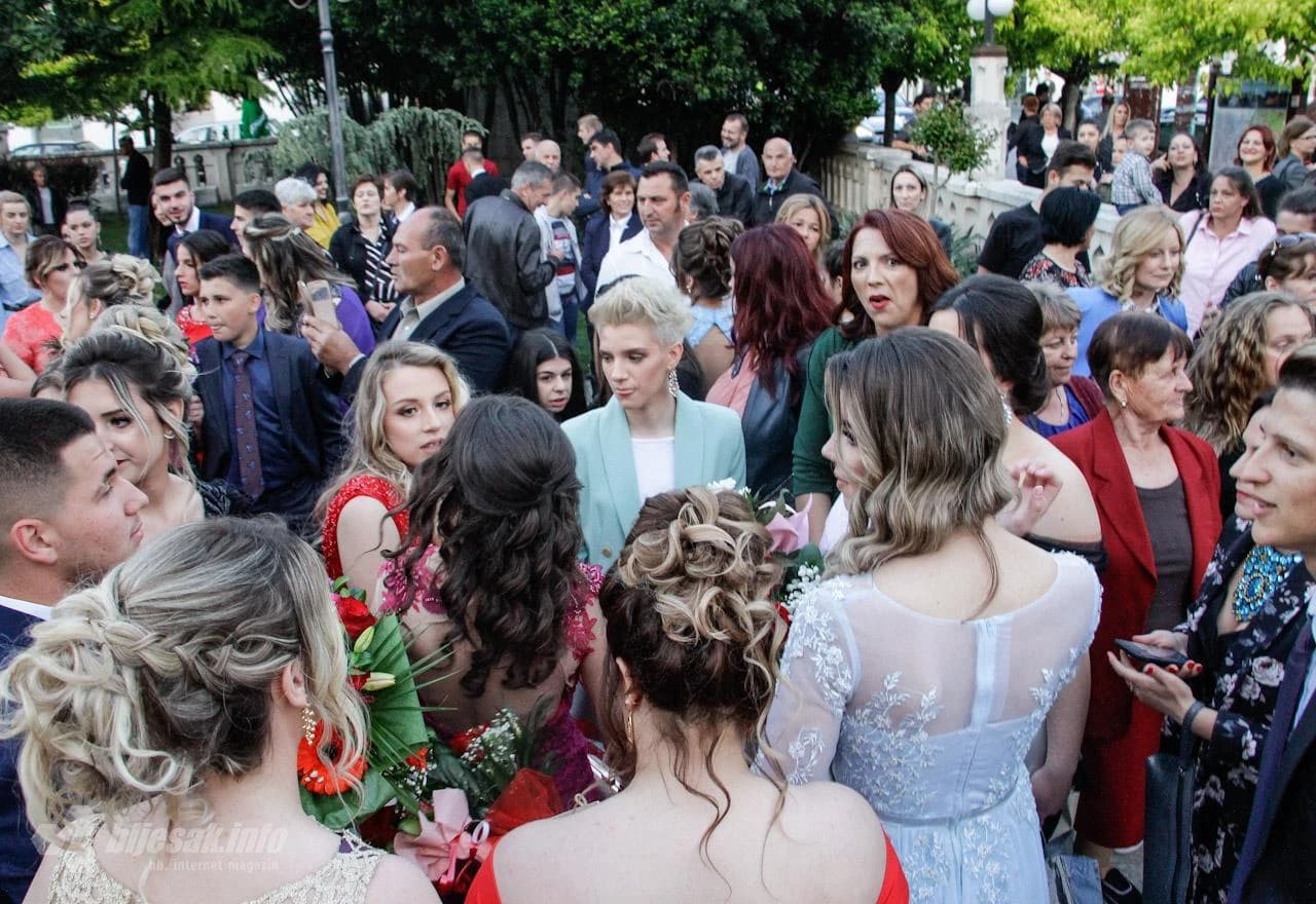 Mostarski maturanti okupirali trg