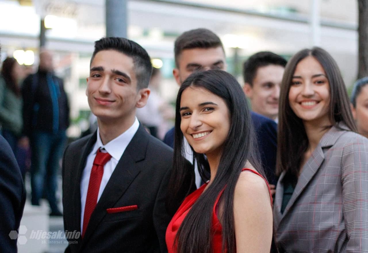 Mostarski maturanti okupirali trg