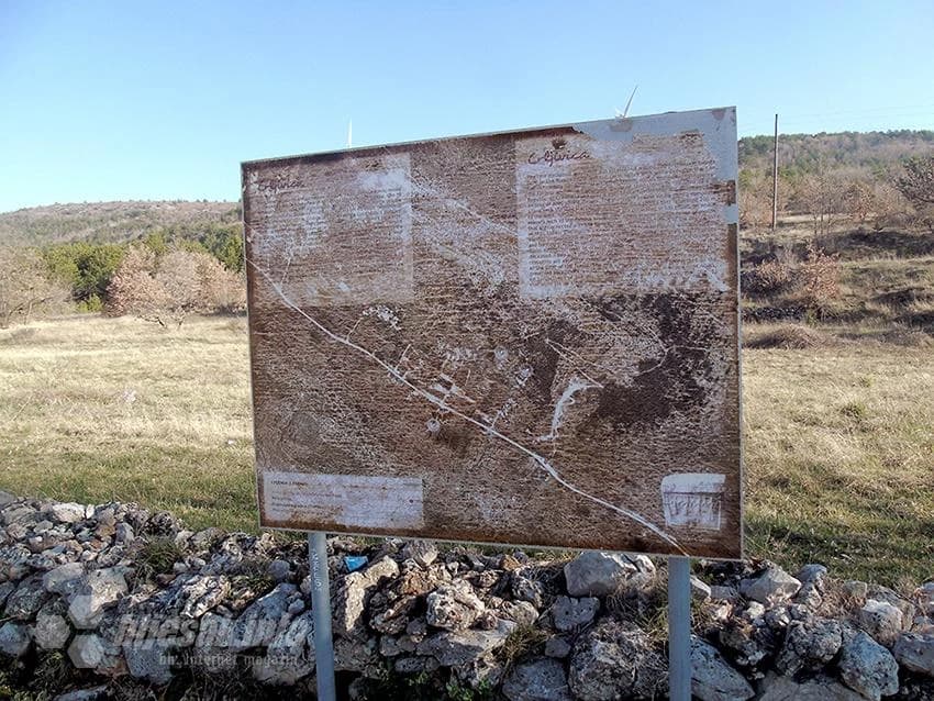 S tabli se ne može doznati mnogo