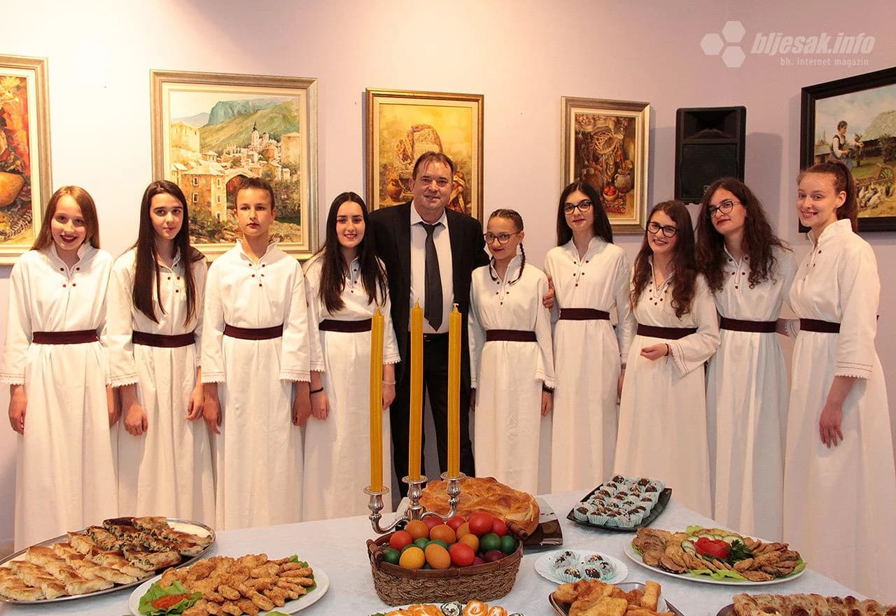Goran Kosanić s članicama etno grupe Sveti Dimitrije