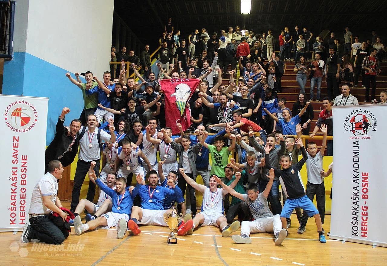 Košarkaši Čapljine slave titulu s navijačima