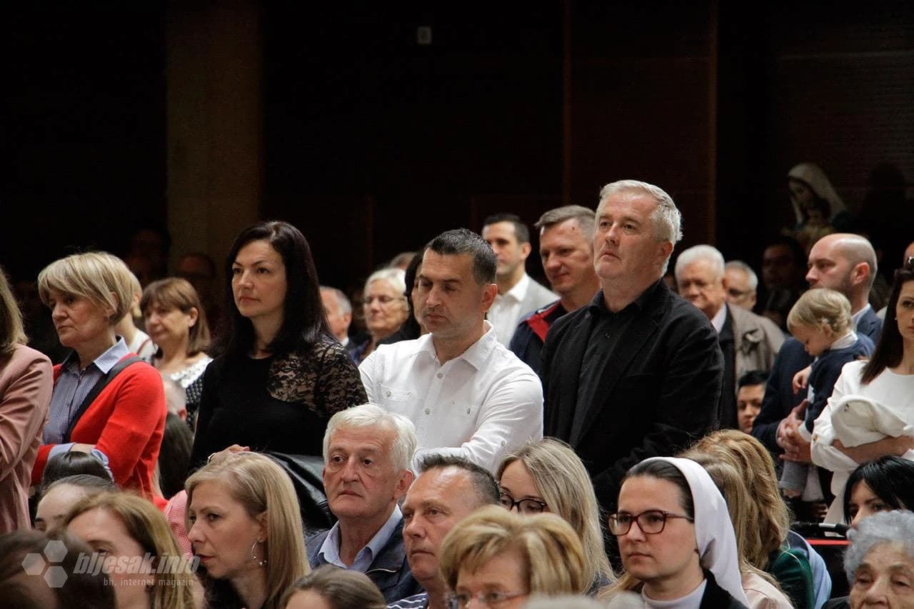 Brojni vjernici na uskrsnoj misi u katedrali