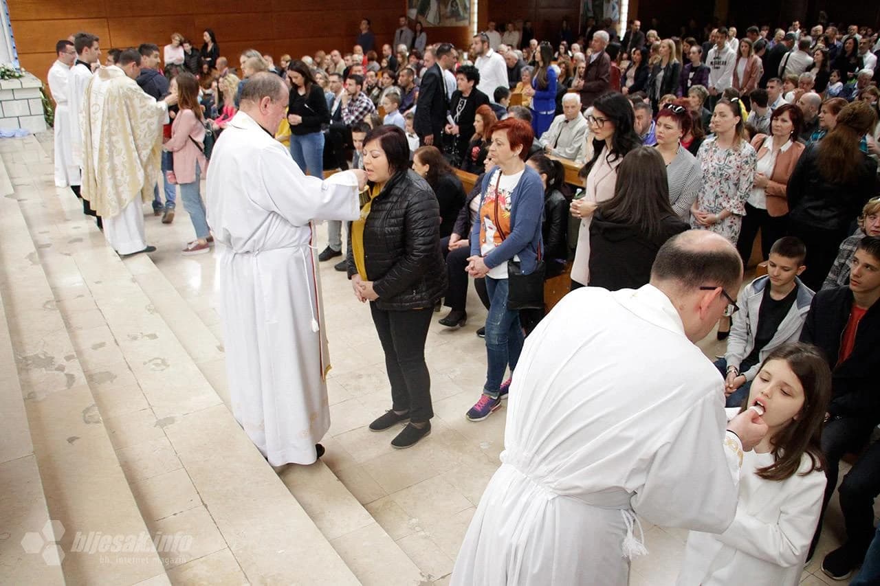 Brojni vjernici na uskrsnoj misi u katedrali