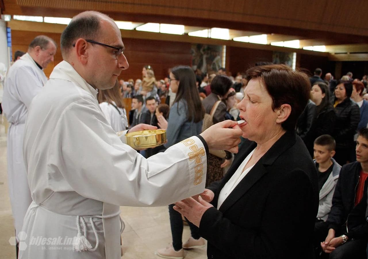 Brojni vjernici na uskrsnoj misi u katedrali