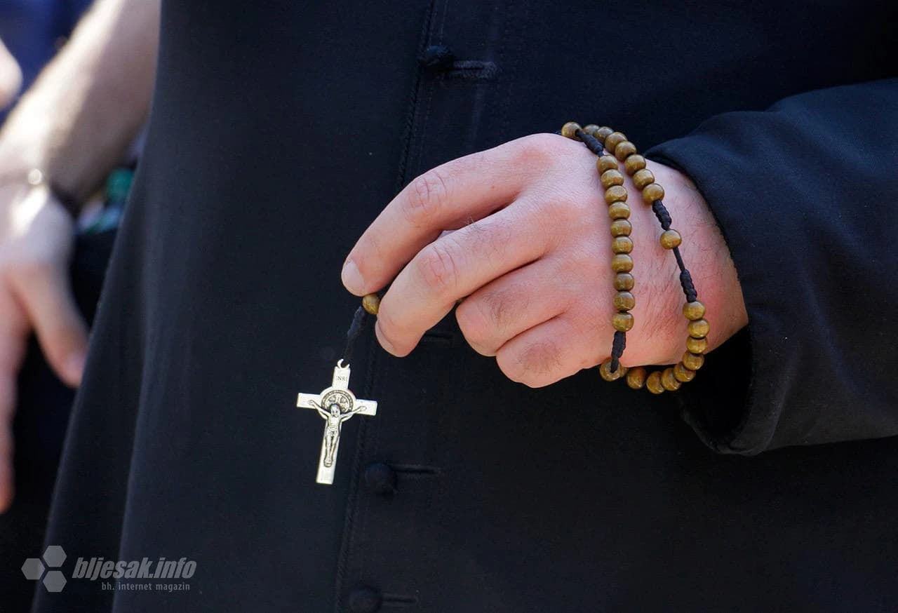 Vjernici pohodili Križni put na brdo Hum 