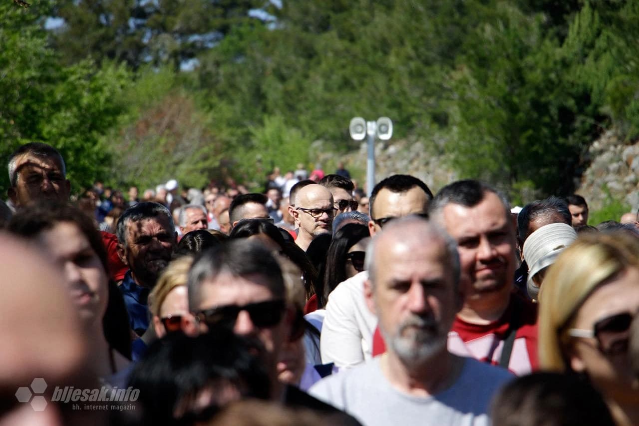 Vjernici pohodili Križni put na brdo Hum 