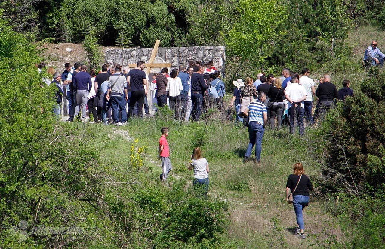 Vjernici pohodili Križni put na brdo Hum 