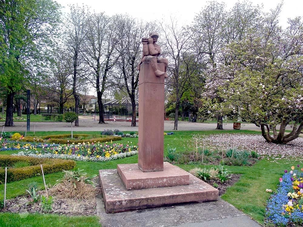 Prvi svirač čeka ispred ulaza…