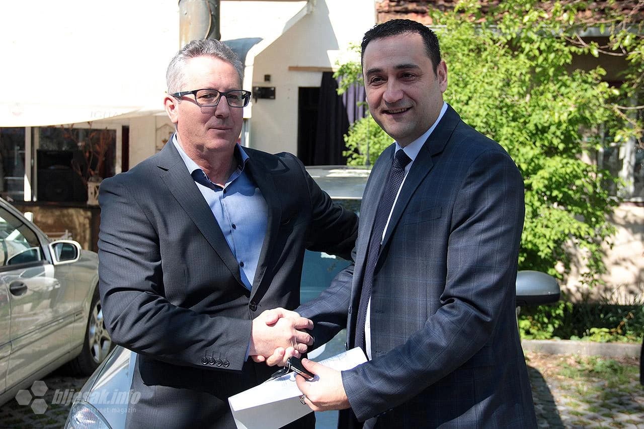 Mostarske škole dobile auta od Ministarstva obrazovanja 