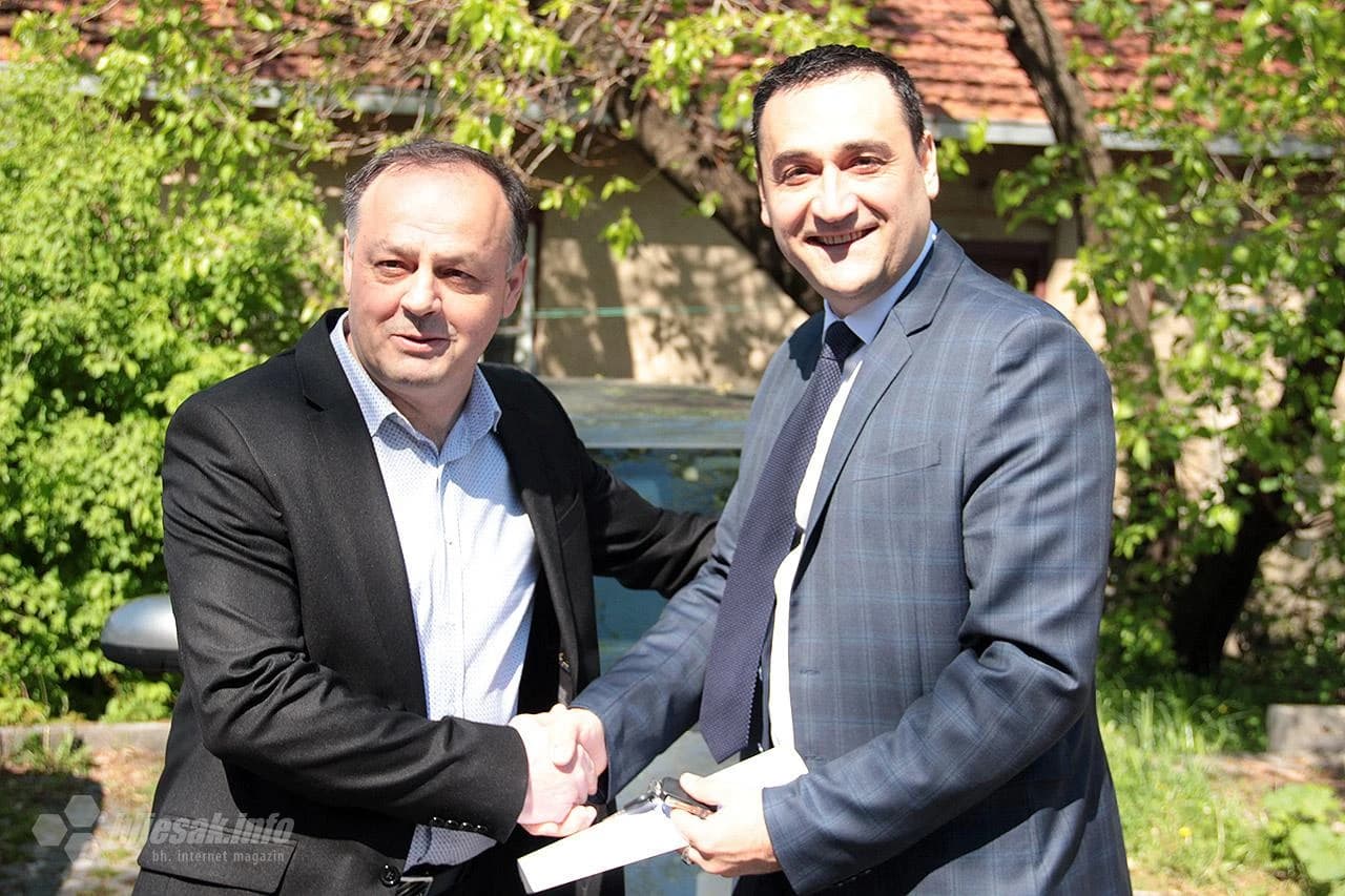 Mostarske škole dobile auta od Ministarstva obrazovanja 