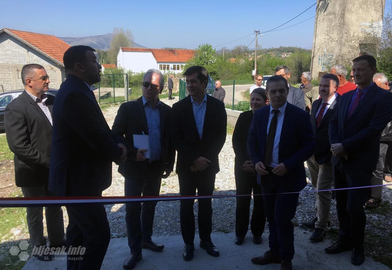 Svečanost povodom donacije stroja za prešanje voska