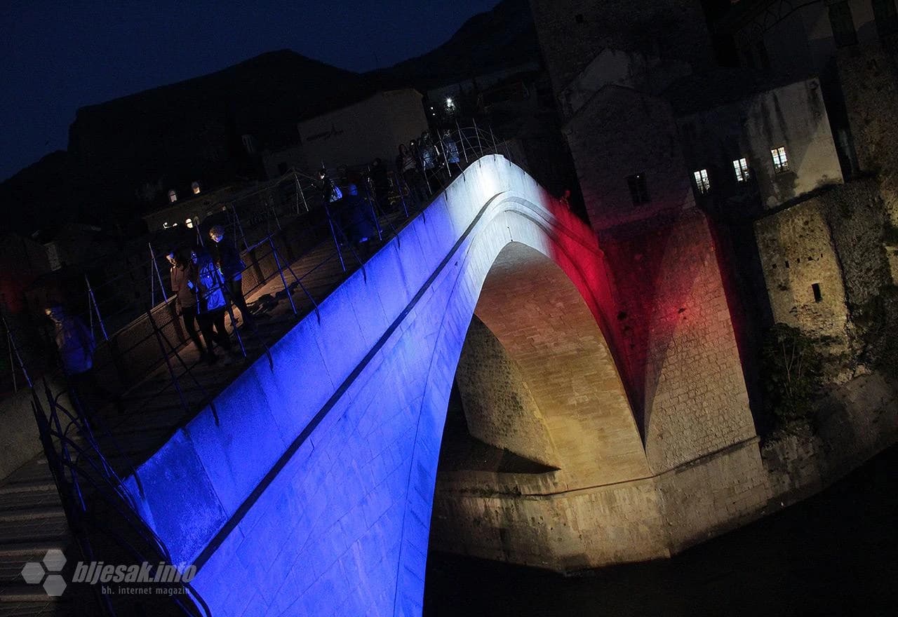 Stari most u bojama francuske zastave