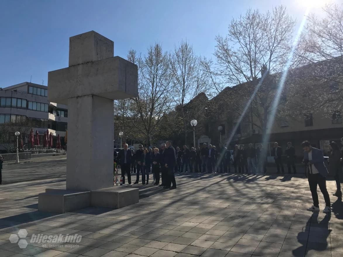 Sirenama za uzbunjivanje i polaganjem vijenaca obilježeno 27 godina od raketiranja Širokog Brijega