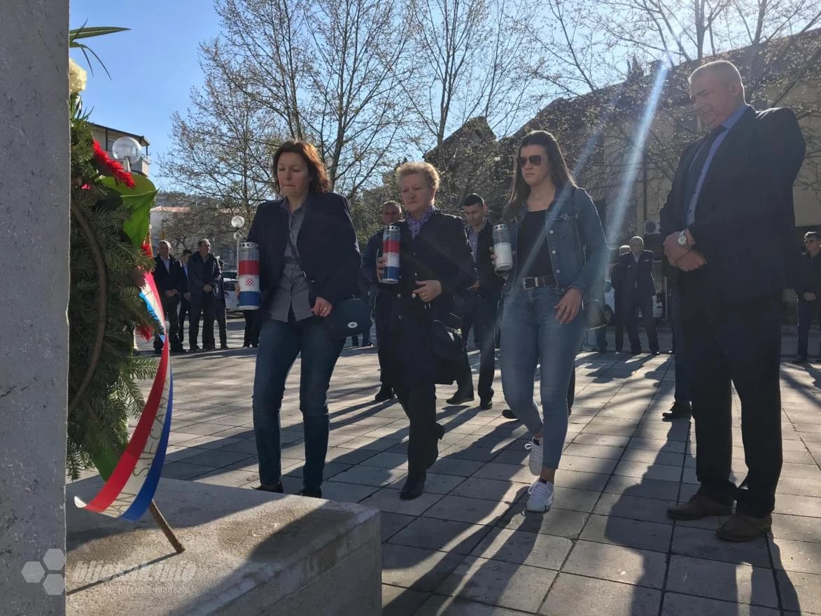 Sirenama za uzbunjivanje i polaganjem vijenaca obilježeno 27 godina od raketiranja Širokog Brijega