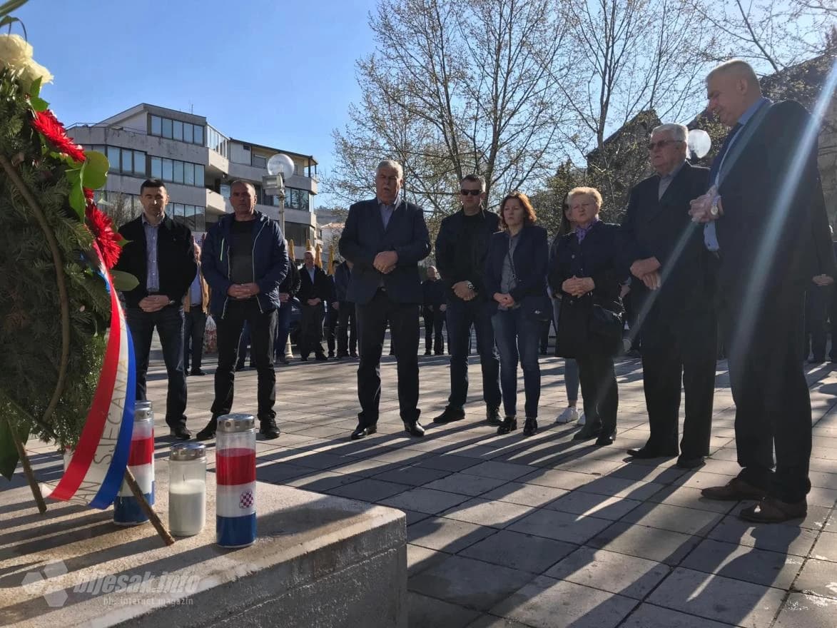 Sirenama za uzbunjivanje i polaganjem vijenaca obilježeno 27 godina od raketiranja Širokog Brijega