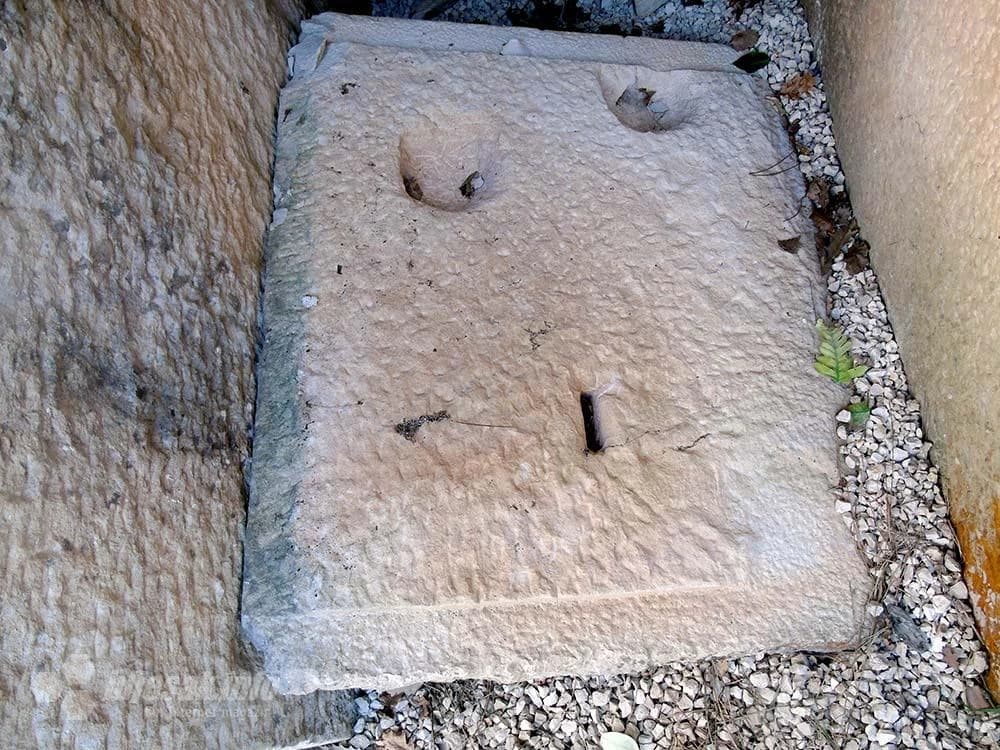 Ukrašena poklopna ploča sarkofaga 