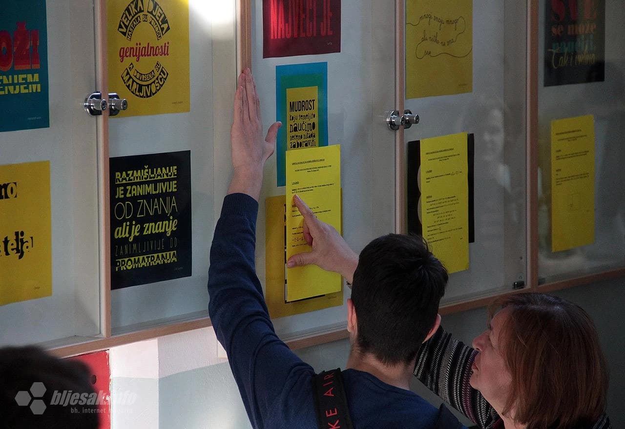 Natjecatelji gledaju rezultate