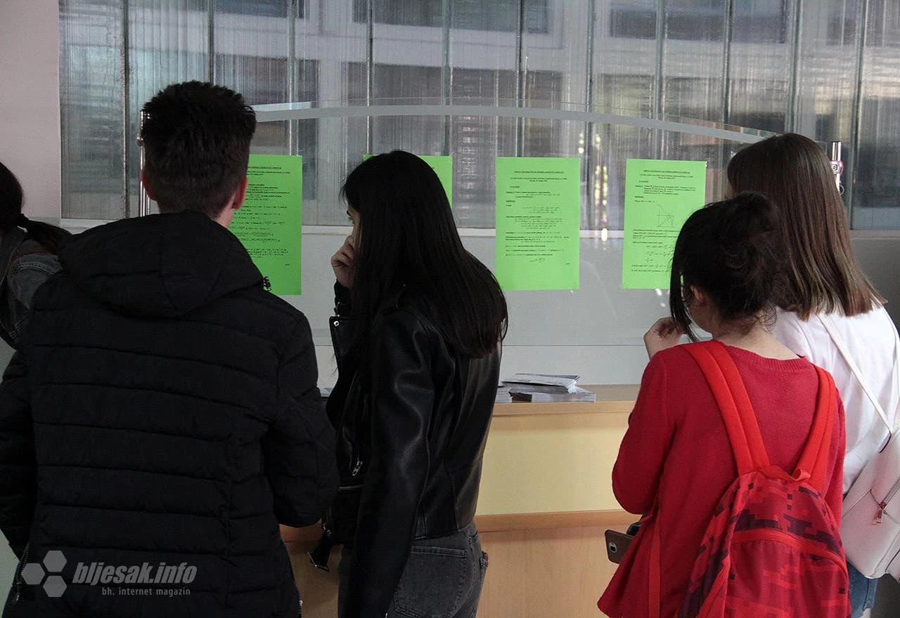 Natjecatelji gledaju rezultate