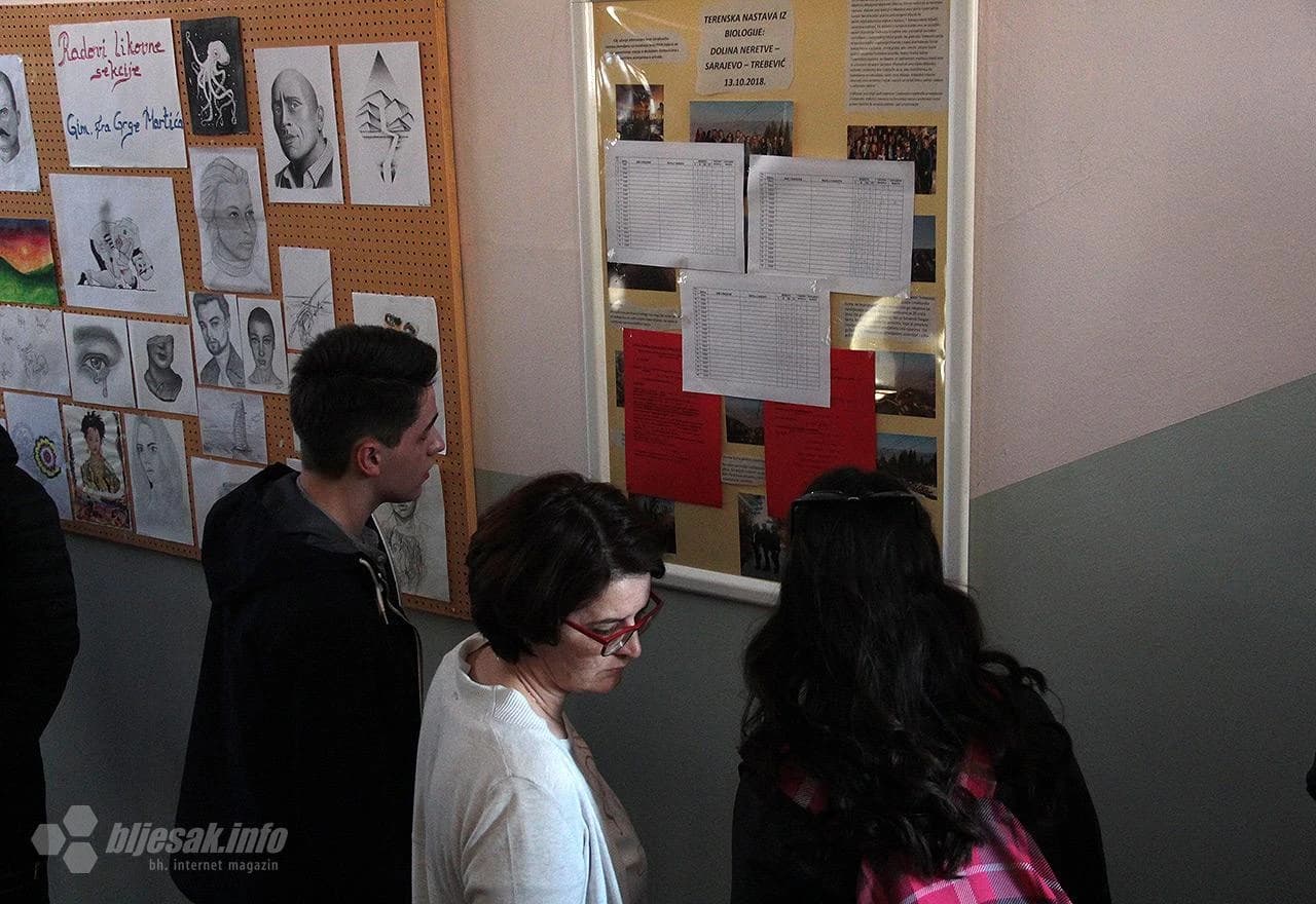 Natjecatelji gledaju rezultate