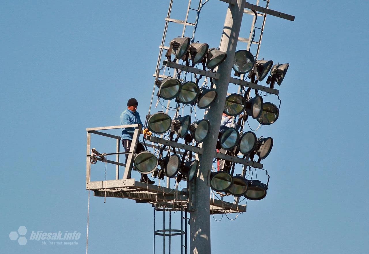 Radnici uklanjaju stara rasvjetna tijela