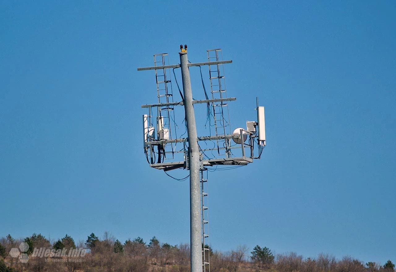 Ogoljeni reflektor čeka novu rasvjetu