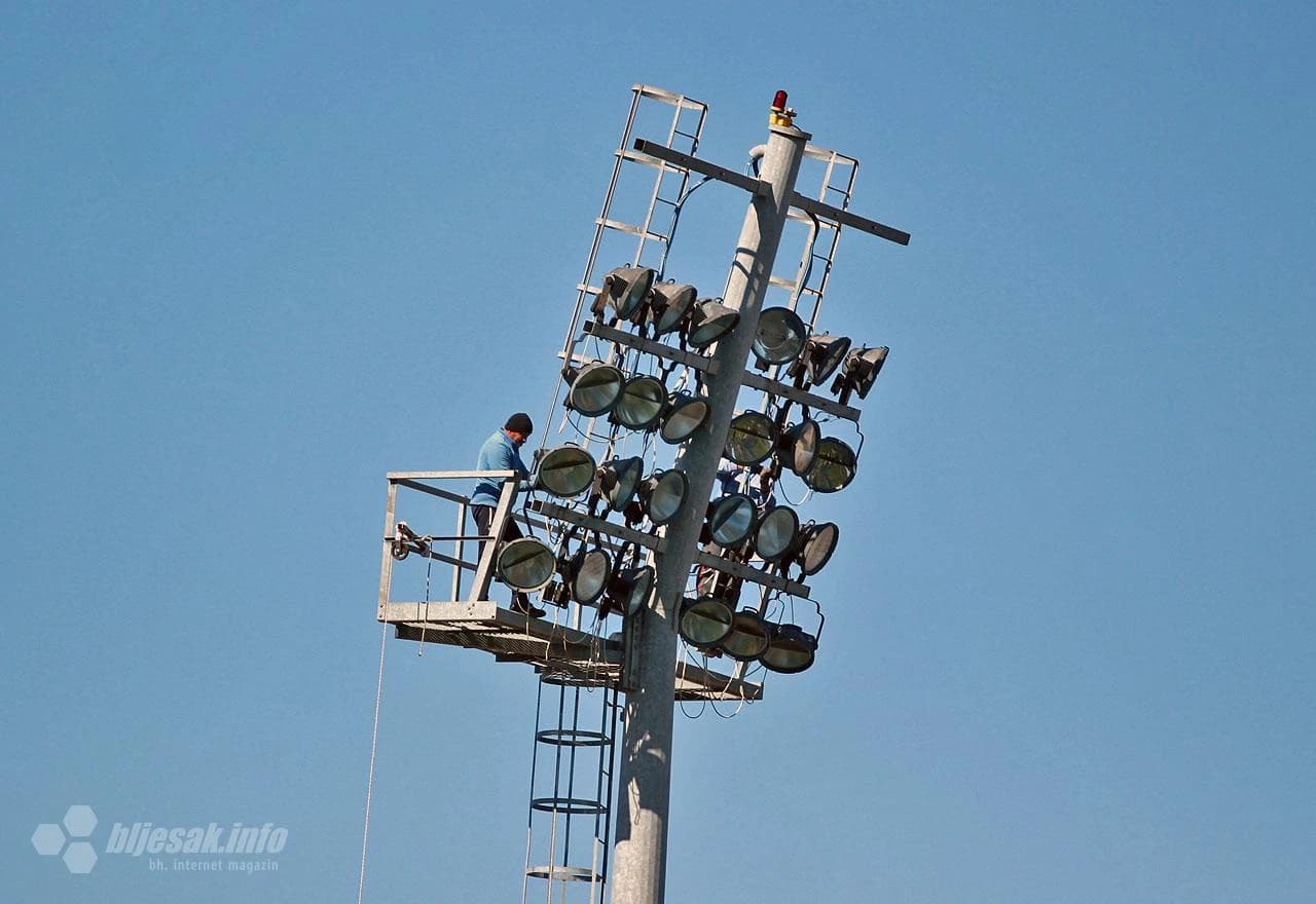 Radnici uklanjaju stara rasvjetna tijela