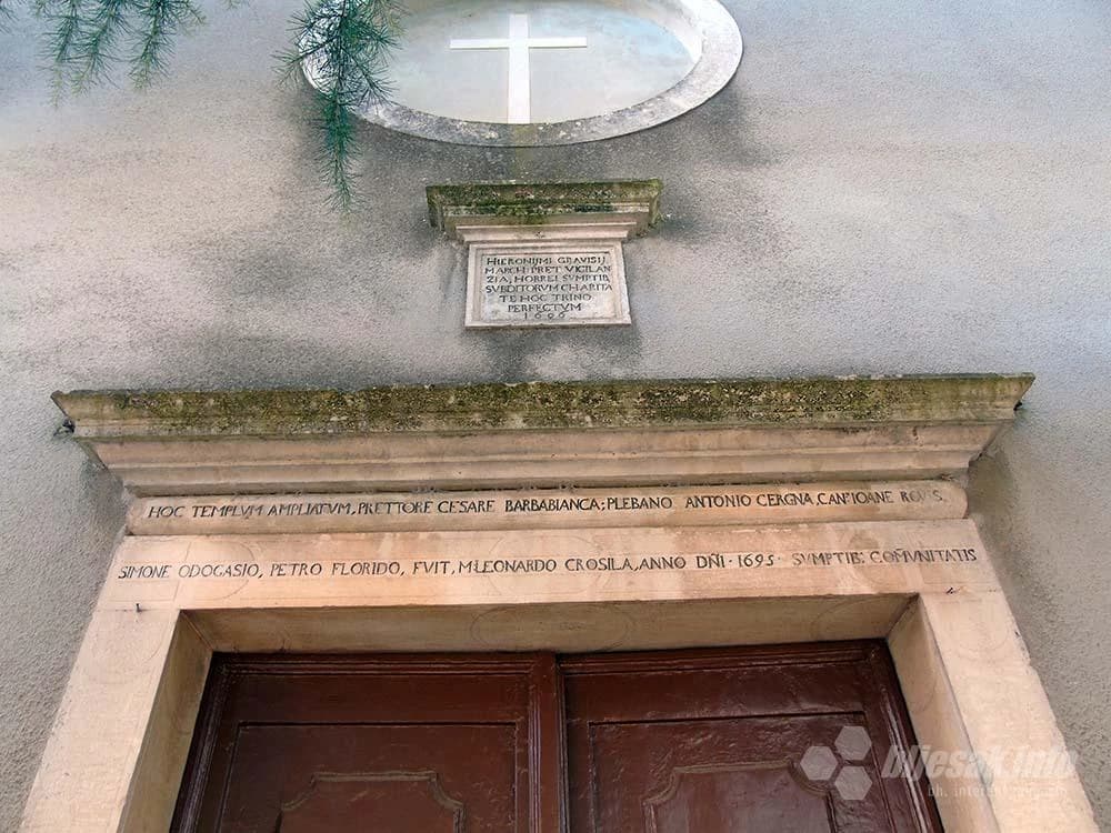 Natpis iznad ulaza u kanfanarsku crkvu