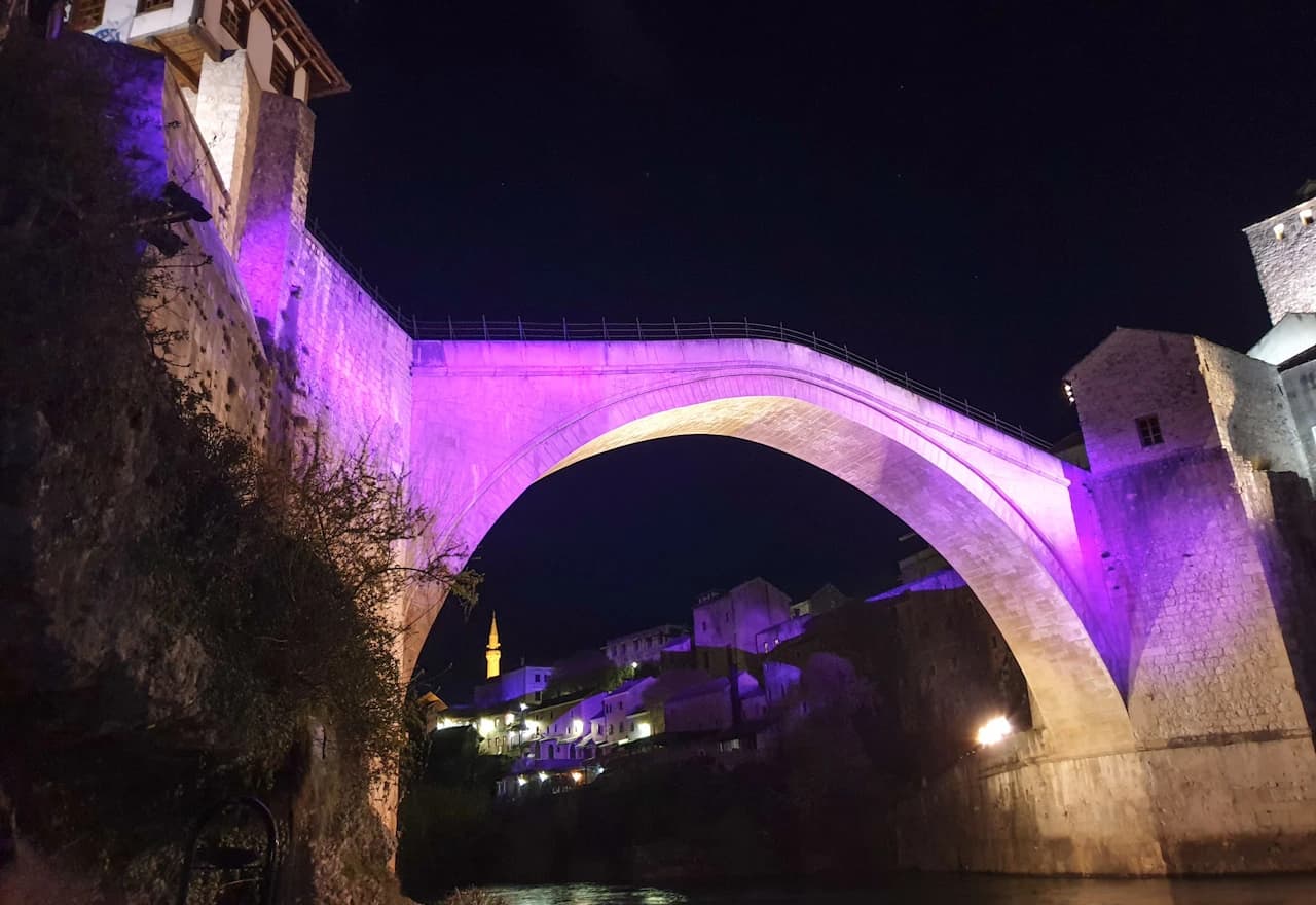 Stari most u ljubičastoj boji