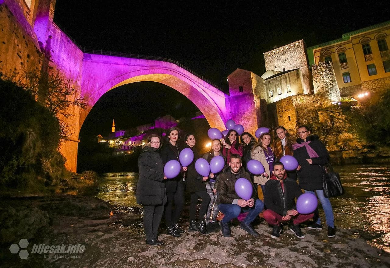 Stari most u ljubičastoj boji