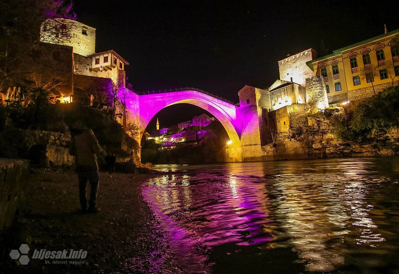 Stari most u ljubičastoj boji